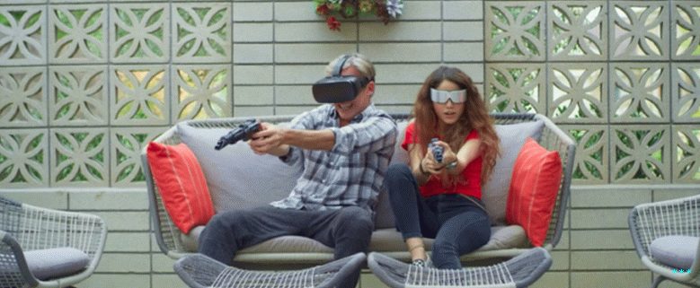 Pari pari pelaa VR: n kanssa korisohvalla.