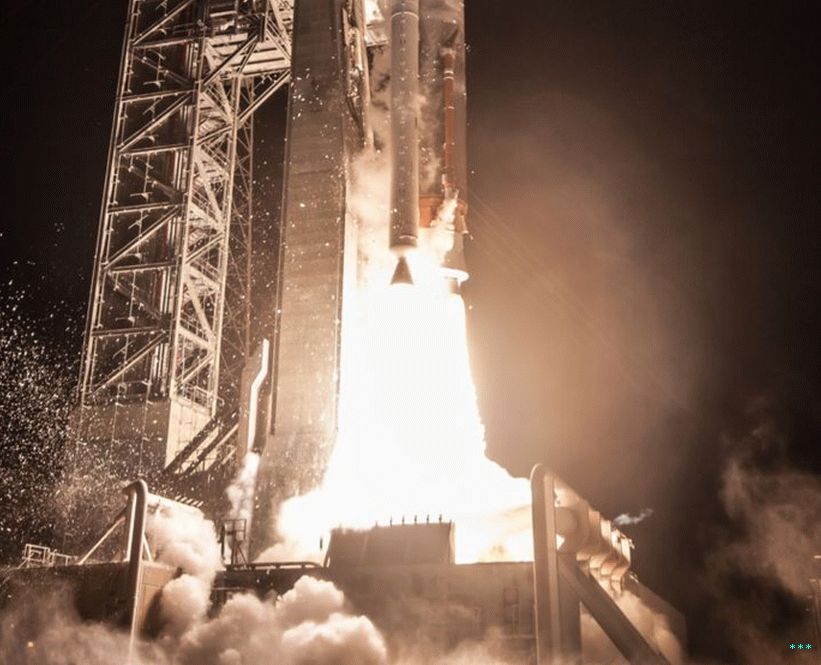 Atlas V -raketti saa voimansa yhdellä RD-180-rakettimoottorilla.