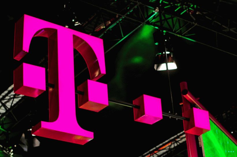 T-Mobilen omistajan Deutsche Telekomin logo nähdään Mobile World Congressin expo-salissa sijaitsevan osaston päällä.