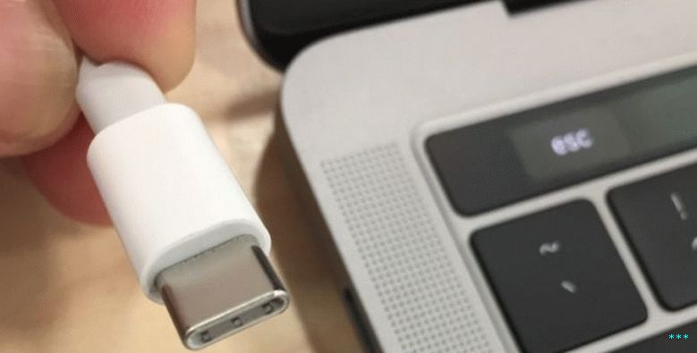 Lähikuva USB-kaapelista.